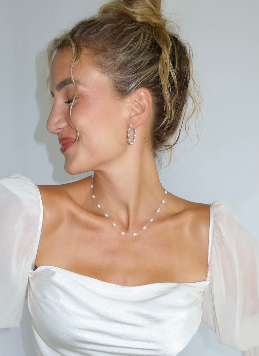 Bride wearing WAAWEES water-resistant gold necklace with pearl pendant, styled for wedding day.