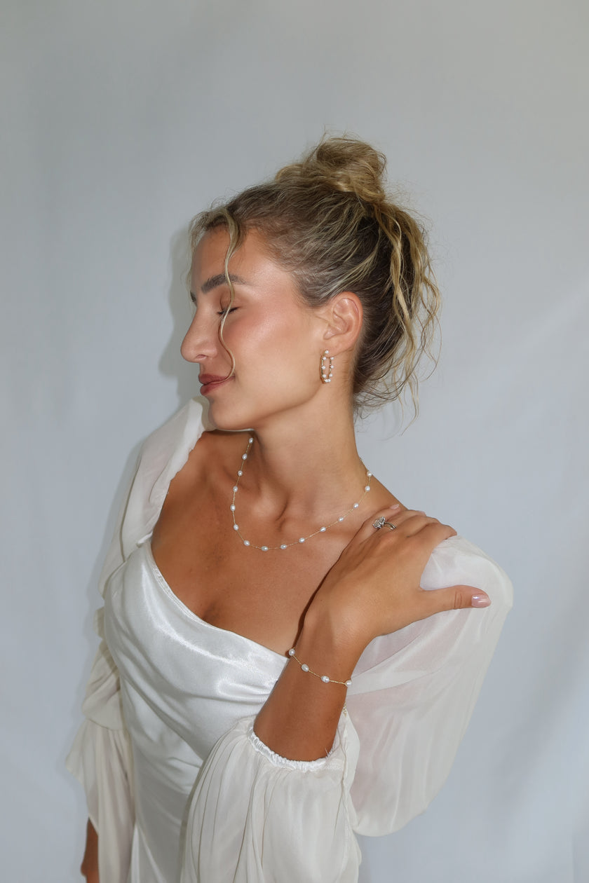 Bride wearing WAAWEES water-resistant gold necklace with pearl pendant, styled for wedding day.