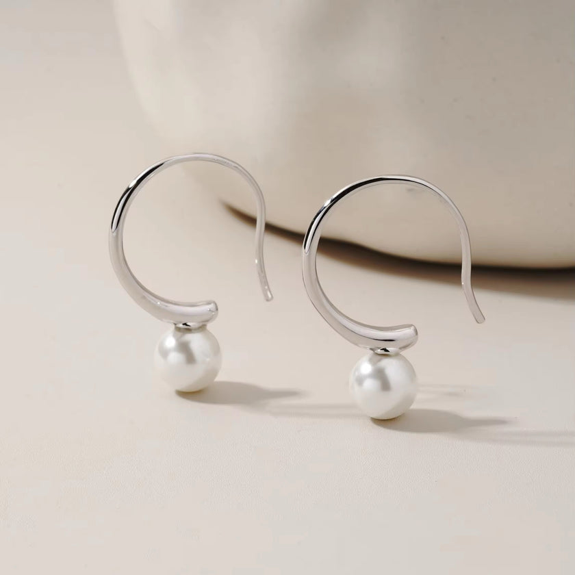 Bride wearing WAAWEES water-resistant gold necklace with pearl pendant, styled for wedding day.