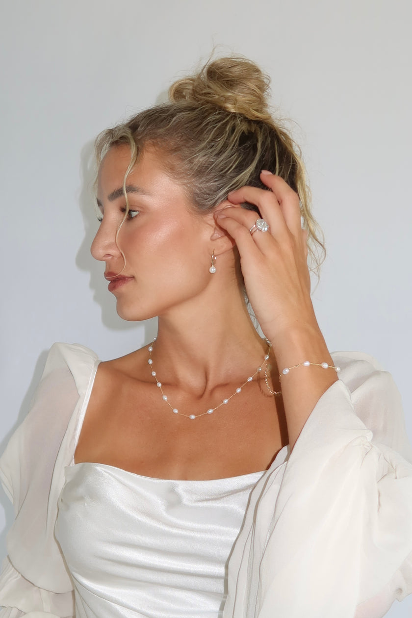 Bride wearing WAAWEES water-resistant gold necklace with pearl pendant, styled for wedding day.