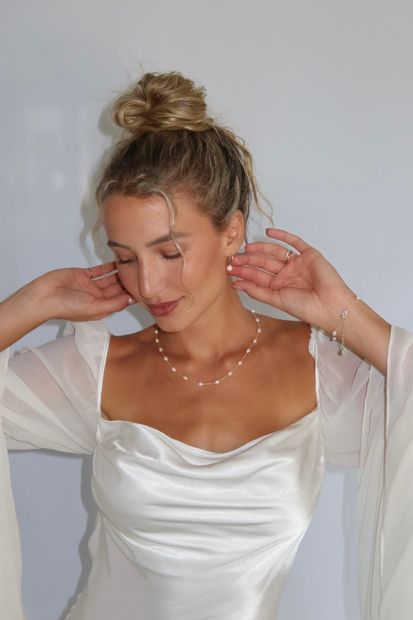 Bride wearing WAAWEES water-resistant gold necklace with pearl pendant, styled for wedding day.