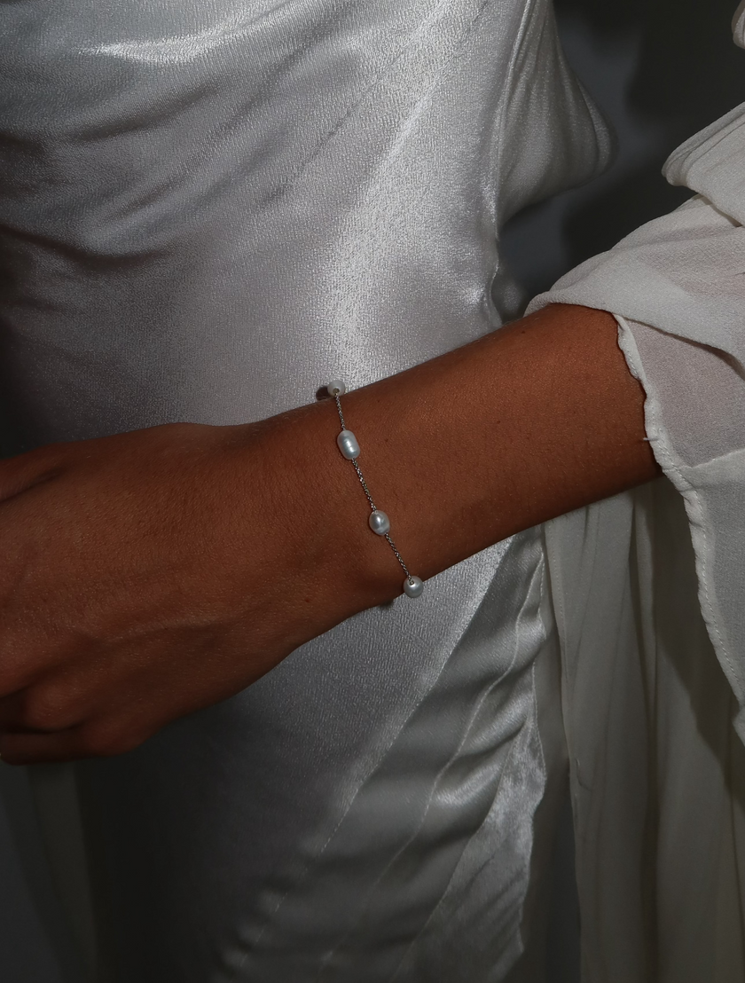 Bride wearing WAAWEES water-resistant gold necklace with pearl pendant, styled for wedding day.